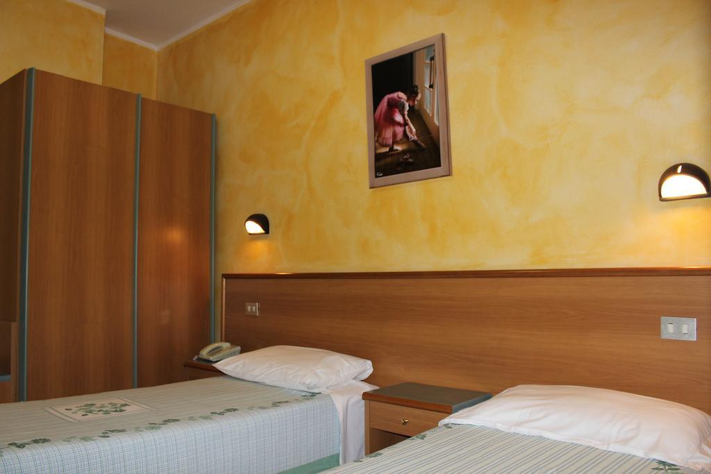 Albergo Napoleone Сант-Амброджо-ди-Вальполичелла Номер фото