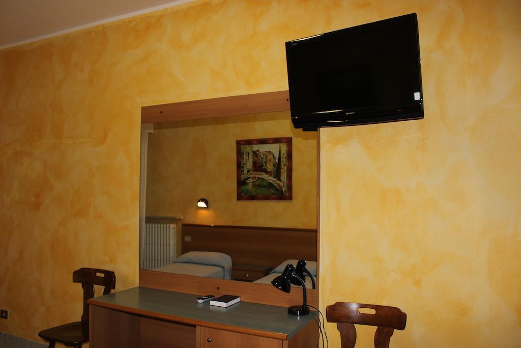 Albergo Napoleone Сант-Амброджо-ди-Вальполичелла Номер фото